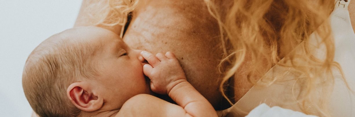 Breastfeeding Newborns: What to expect in the early days